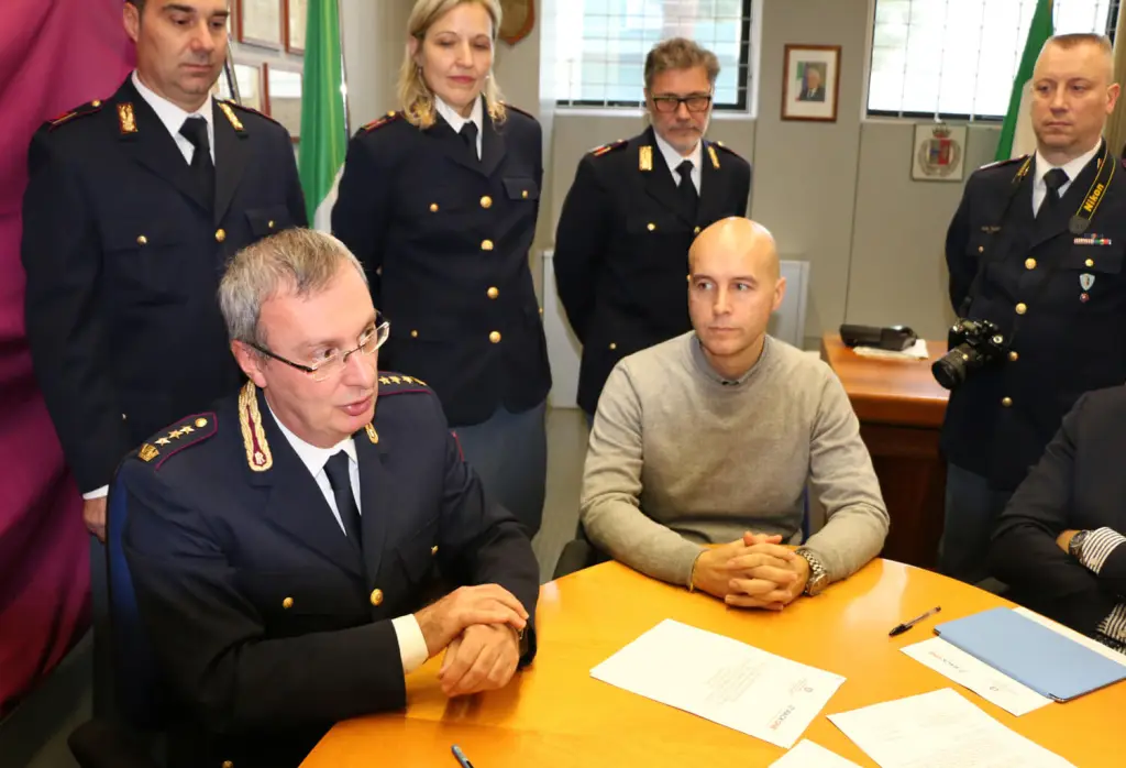 Firma del protocollo d'intesa tra Rackone e Polizia di Stato, con agenti in divisa al tavolo