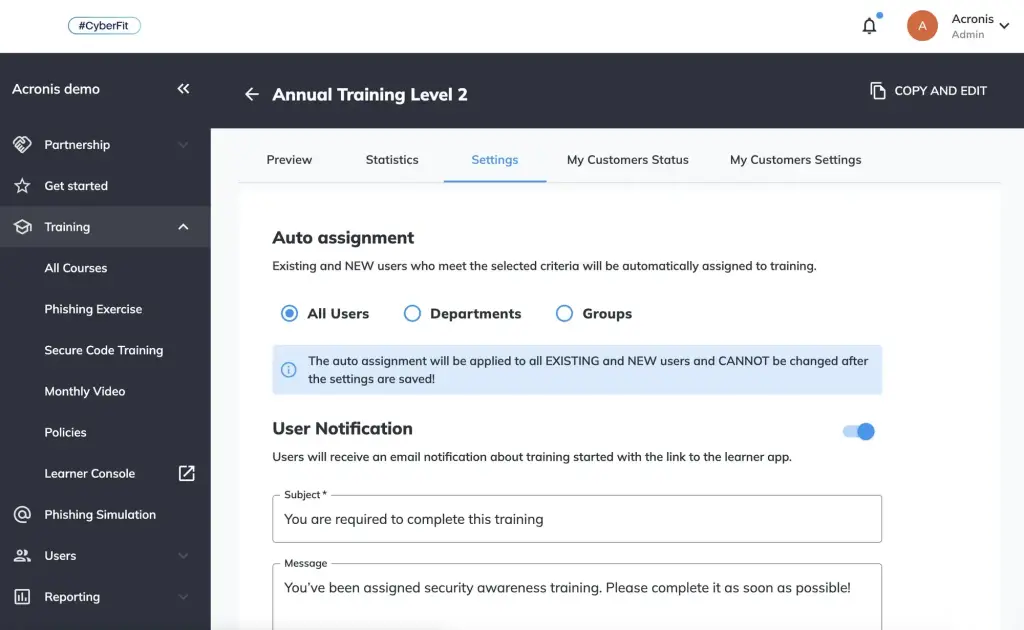 La console di Acronis Security Awareness Training con le impostazioni di un corso: assegnazione automatica e notifica