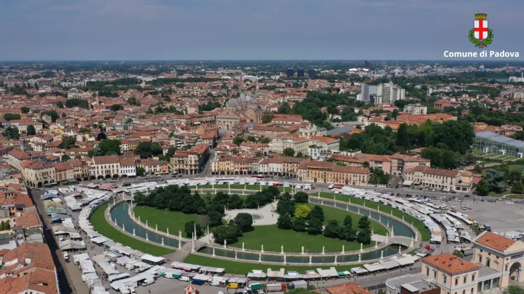 Veduta dall'alto di Prato della Valle a Padova, con l'isola verde al centro e l'anello delle statue