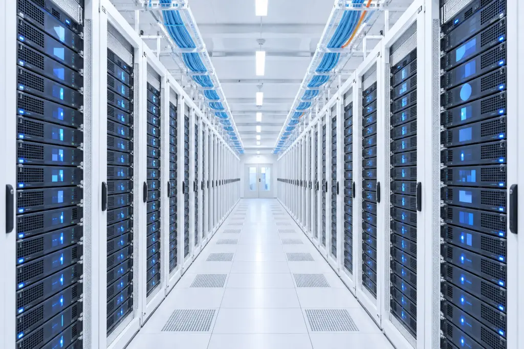 Corridoio di una sala dati bianca con due file di armadi pieni di server da 1U e fibra azzurra sulle canaline