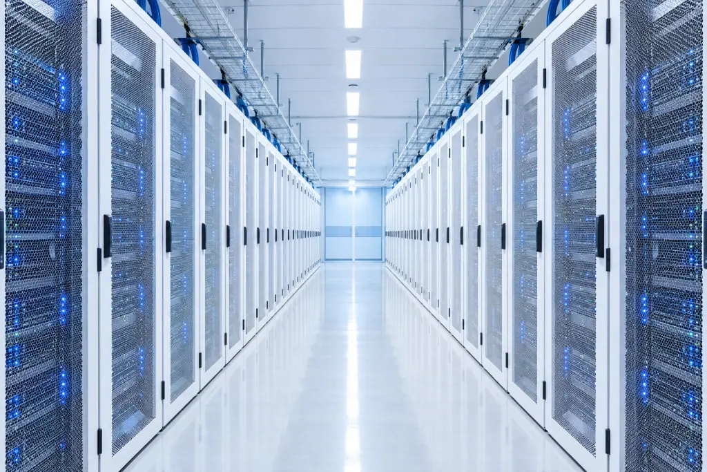 Due file di armadi server affacciate sulla stessa corsia, in prospettiva simmetrica