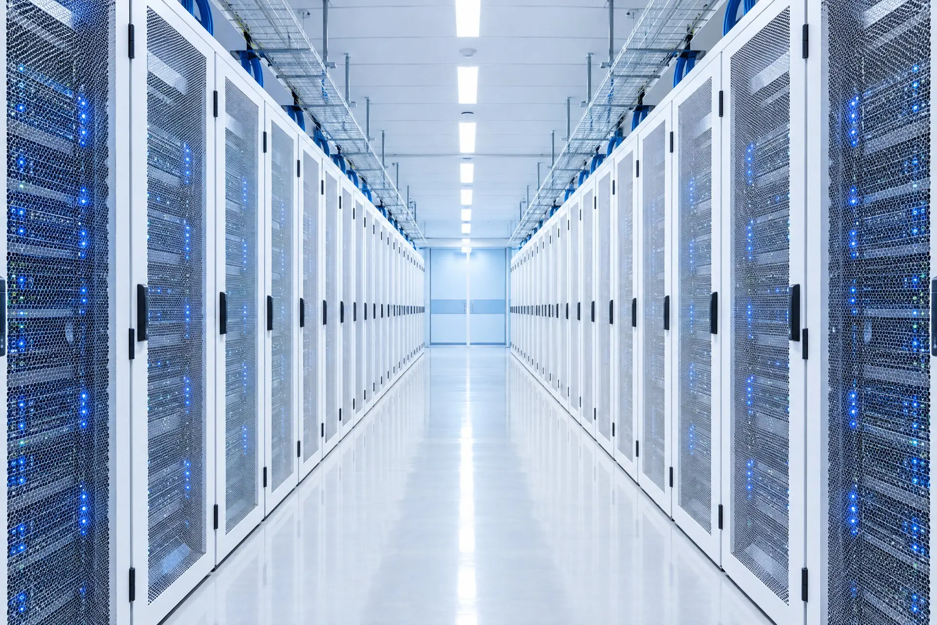 Due file di armadi server affacciate sulla stessa corsia, in prospettiva simmetrica