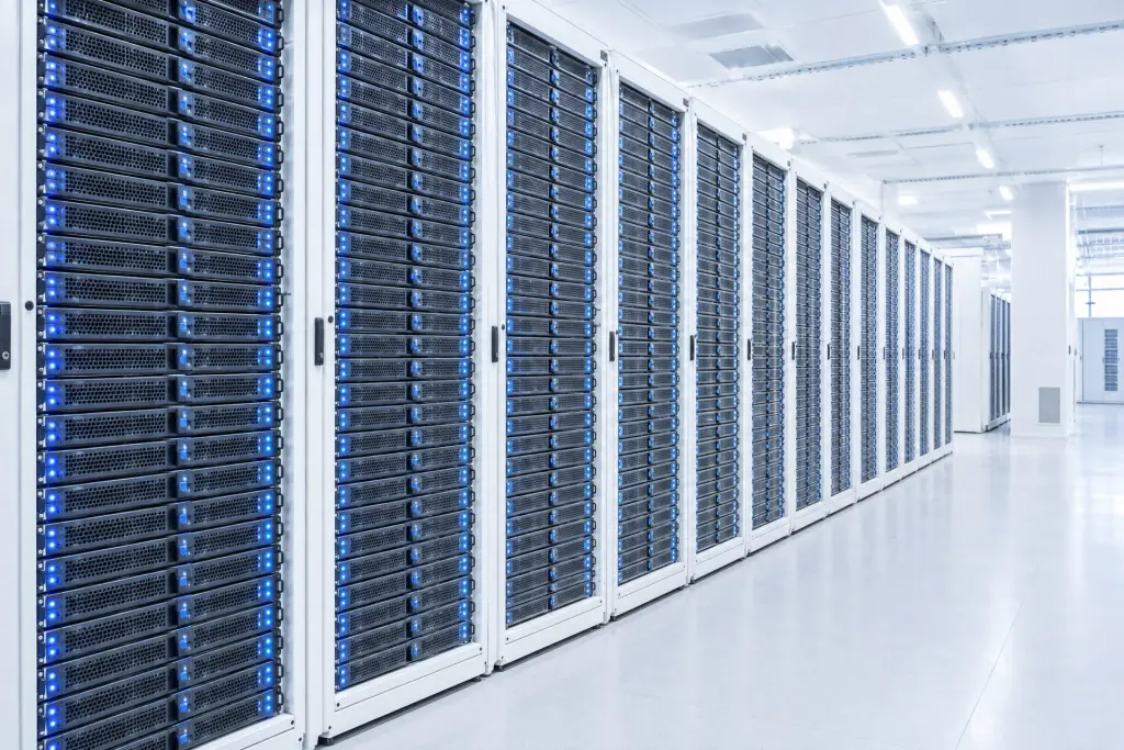 Una parete di array di storage, con le file dei cassetti disco e i LED blu