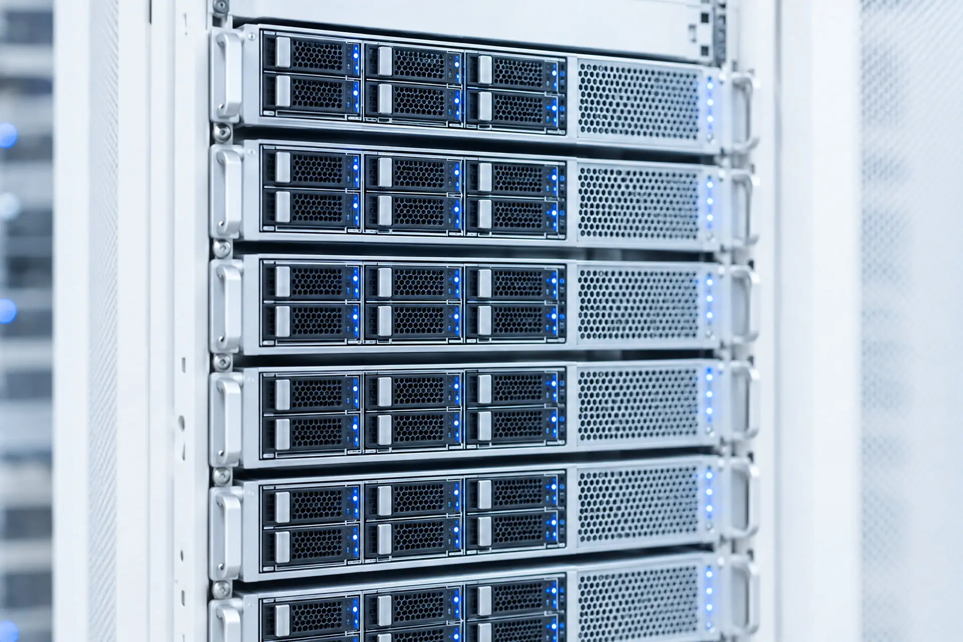 Sei server montati a rack visti di fronte, con i cassetti dei dischi e i LED di attivita'